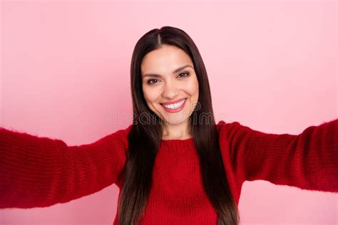 Foto De La Dulce Dama De Brunette Do Selfie Usa Pullover Roja Aislada