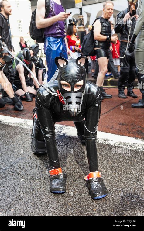 L Angleterre Londres La Gay Pride Parade Annuelle Femme V Tue De Combinaison En Cuir Photo