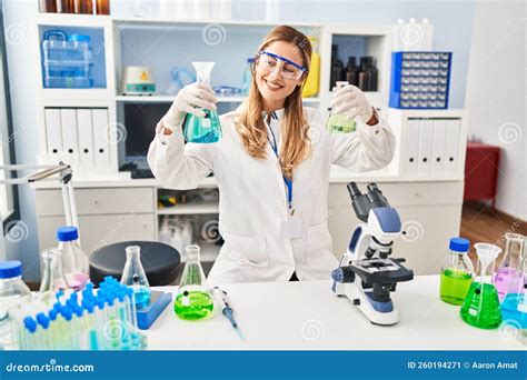 Jeune Femme Blonde Portant Un Uniforme Scientifique Tenant Des Tubes D Essai En Laboratoire