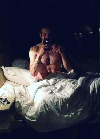 Oliver Stark Shirtless Gay Or Girlfriend Into The Badlands Famewatcher