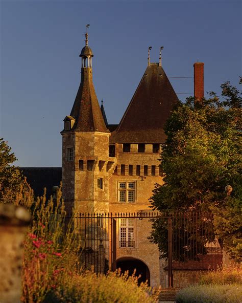 lecmn instagram on Pinno Le soleil se couche sur le château de