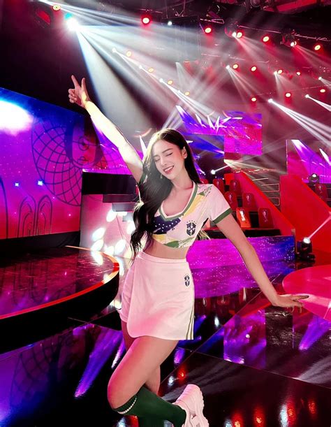 Tranh C I Quanh Vi C A Hot Girl L N S Ng B Nh Lu N World Cup B O D N Tr