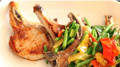 Video: Pork Chops with Peppers and Green Beans | Martha Stewart