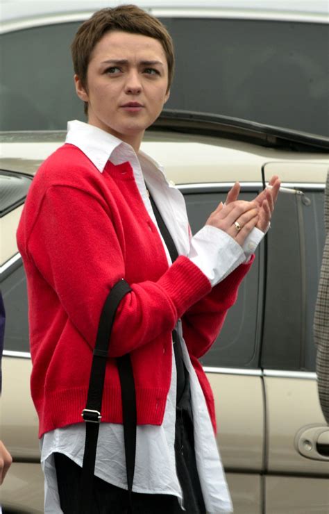 Maisie Williams At The Beverly Glen Shopping Center In Beverly Hills 12