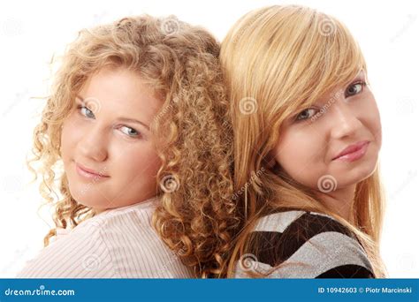 Twee Mooie Blonde Tienermeisjes Stock Afbeelding Image Of Gelukkig Vriend