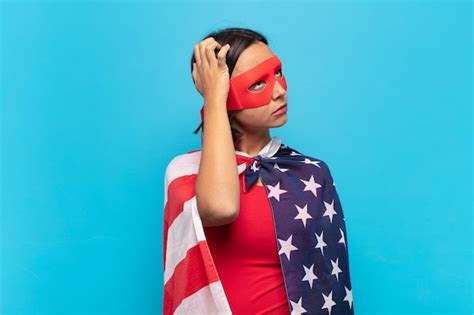 Mujer latina joven que se siente perpleja y confundida rascándose la cabeza y mirando hacia un