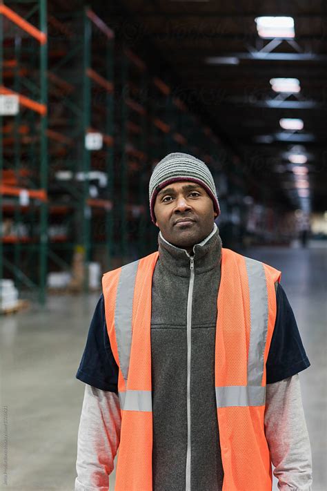 Portrait Of Single Worker In Distribution Warehouse Del Colaborador