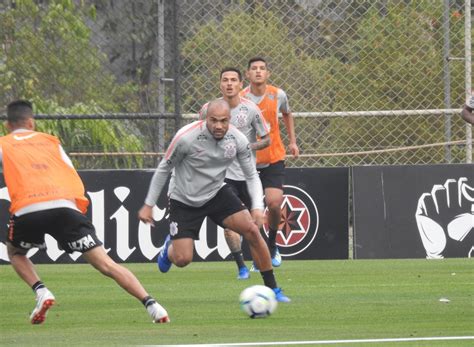 De Olho Na Chape Corinthians Treina Volta De Roger E Refor Os Em