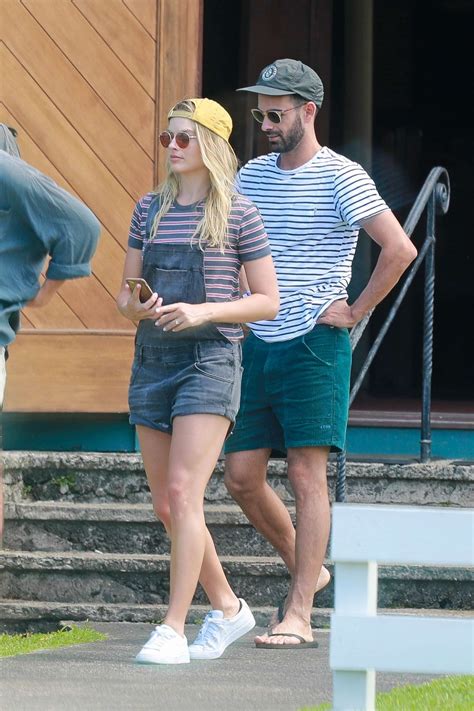 Margot Robbie Out With Her Friends In Kauai 04 Gotceleb