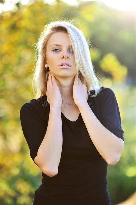 Jeune Femme Blonde Sensuelle En Verres D Isolement Sur Le Backgr Blanc Image Stock Image Du