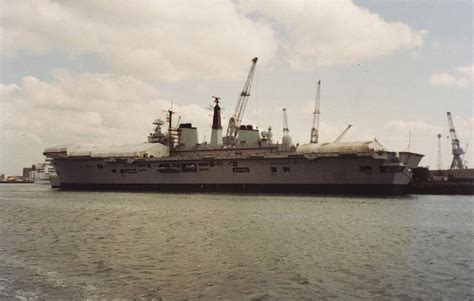 Ark Royal R 07 Портсмут 1993 — Postimages