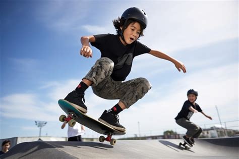 Jóvenes Patinadores Realizando Trucos En Un Parque De Patinaje Foto Premium