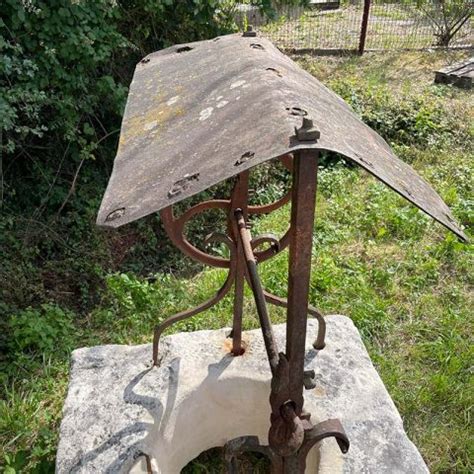 Puits en pierre ancien avec sa ferronnerie BCA Matériaux