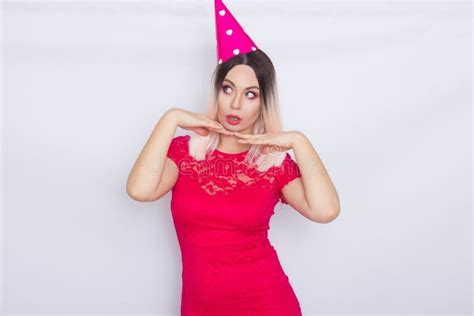 Femme Blonde C l brant Son Anniversaire Photo stock Image of fête célébrez 145905680