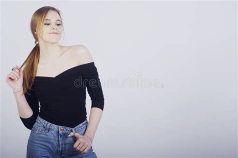 Belle Fille Blonde Tudiante Pose Sur Le Fond Blanc Image Stock Image Du Adulte Assez