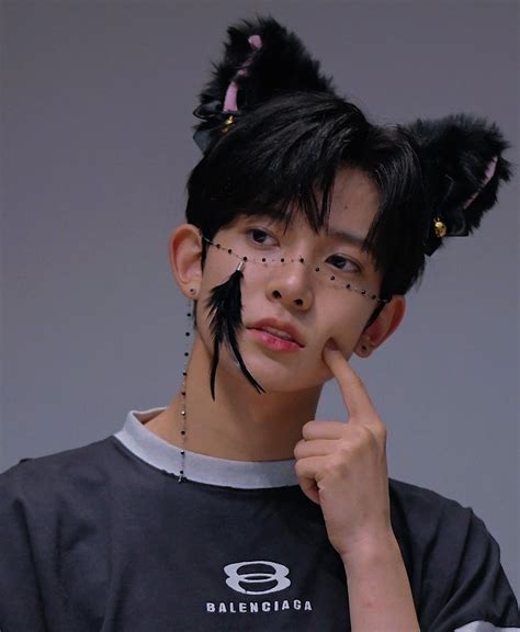 𝐧𝐢𝐧𝐚 on Twitter Putting his two hands in his ass cheeks shows his hole shiny and open to