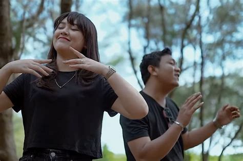 12 Daftar Lagu Populer Indonesia Paling Asik Dimainkan Di Tongkrongan