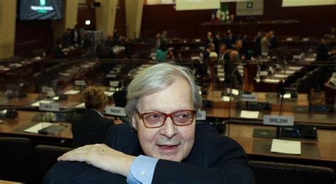 Vittorio Sgarbi Corre Verso La Decima Poltrona Candidato Sindaco Ad