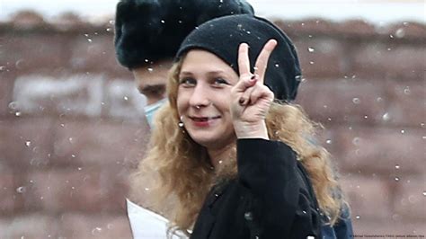 Miembro De Pussy Riot Huye De Rusia Vestida De Repartidora