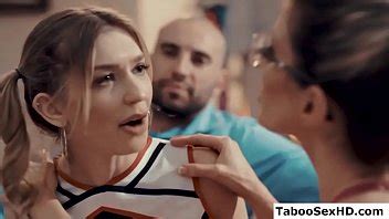 Madrastra e trío con un hombre cachondo XVIDEOS