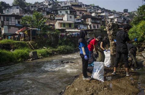 Sindo Hi Lite Aksi Memungut Sampah Di Sungai Cikapundung Bandung