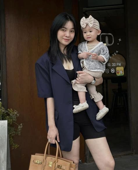 Hot girl Lào lấy chồng Việt điển trai ngậm ngùi chịu kiếp đẻ thuê vì con gái sinh ra giống bố