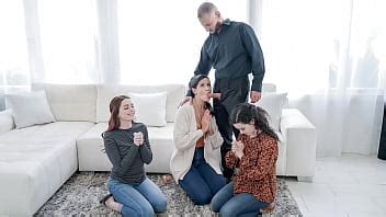 Le mari chanceux a trois femmes qu il peut utiliser librement à tout moment Cncmilf XVIDEOS