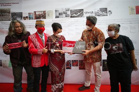 BUKU DAN PAMERAN FOTO MEMOAR ORANG ORANG SINGKAWANG ANTARA Foto