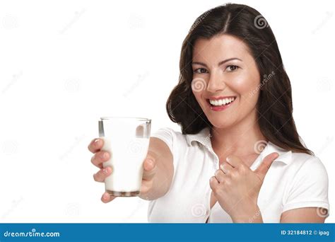 Молодое красивое питье женщины молоко о'кей стекла Стоковое Фото ...