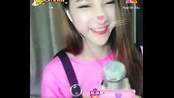 Em gái xinh xắn ngồi hát trên livestream Uplive XVIDEOS