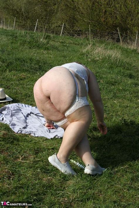 Fat UK Amateur Lexie Cummings Shows Her Big Ass And Pierced Pussy In A Field CoedCherry