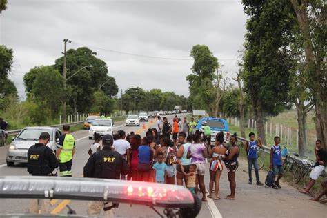 Moradores interditam trecho da BR 101 em manifestação Folha1 Geral