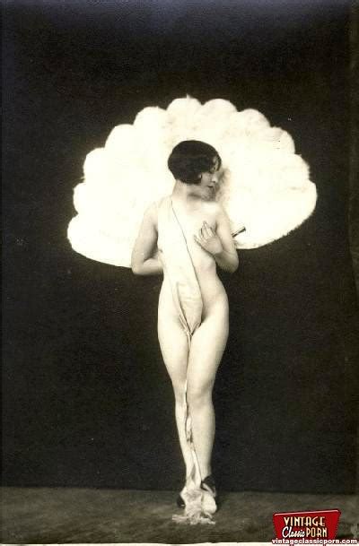 Beautiful Sexy Vintage Women Posing Nude In XXX Dessert Picture 11