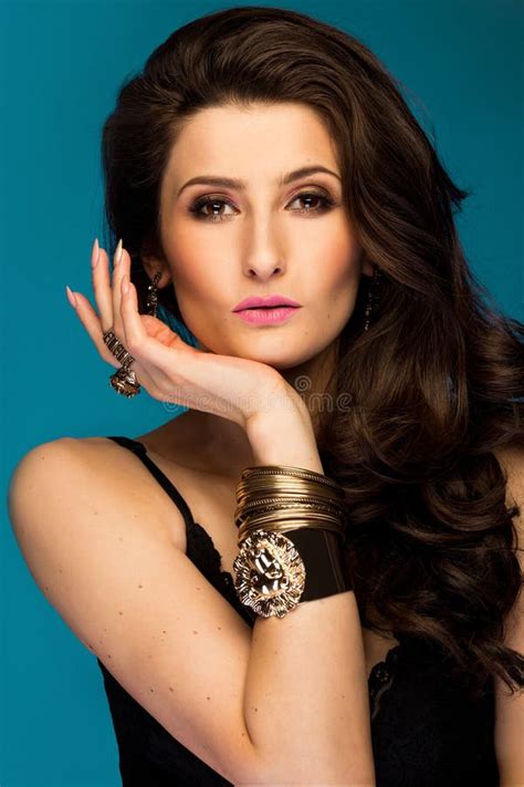 Sexy Frau Des Jungen Glücklichen Brunette Im Modernen Bikini Aufwirft Stockbild Bild von