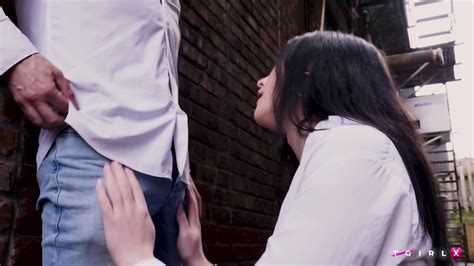 Fucking Hot Thick Tranny In The Back Alley