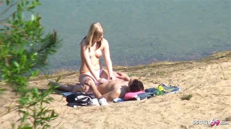 Sexe En Plein Air Un Couple Amateur Baise Sur La Plage Une Femme Au Corps Parfait En Bikini