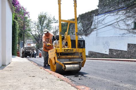 Reparan socavones baches y renivelan la carpeta asfáltica para generar