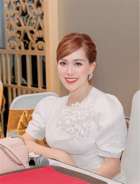 Hot girl rút khỏi showbiz lấy chồng đại gia hơn 7 tuổi giờ ra sao