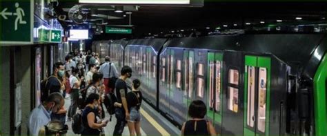 Tragedia Sfiorata A Milano Spinge Una Ragazza Sui Binari Della Metro