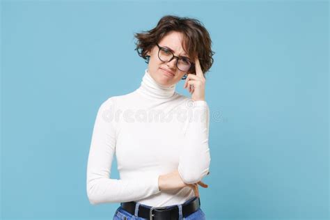 Jovencita De Brunette Disgustada Con Gafas Casuales De Ropa Blanca Posando Aislada Sobre Fondo
