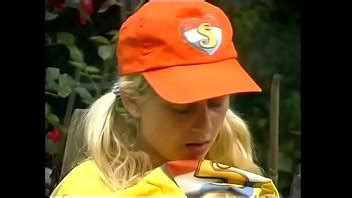 Teenie muestra su coño mojado y afeitado XVIDEOS