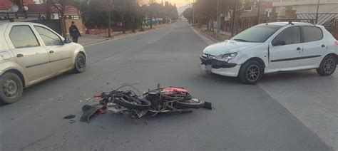 Fuerte Choque Entre Una Moto Y Un Auto En Barrio Costa Azul El Diario