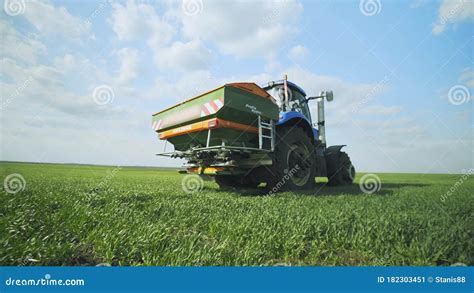 Moinhos De Milho No Campo Em Fileiras De Fazenda Para Cultivar Milho