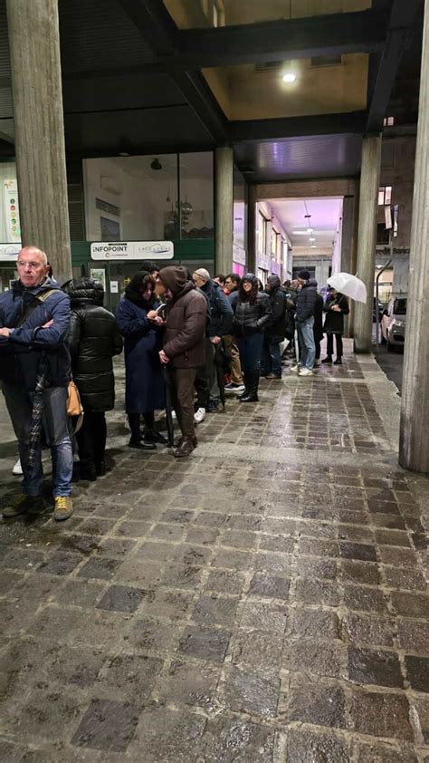 Il pazzo venerdì sera a Como tutti in fila sotto i portici