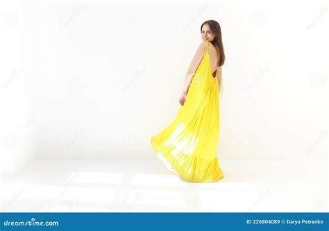 Portrait Von Schönem Elegantem Brunette Mädchen Mit Strahlendem Lächeln Im Sommerkleid Isoliert