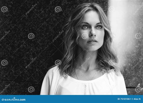 Zwart Wit Close Upportret Van Vrij Blonde Jonge Vrouw Stock Afbeelding Image Of Volwassen