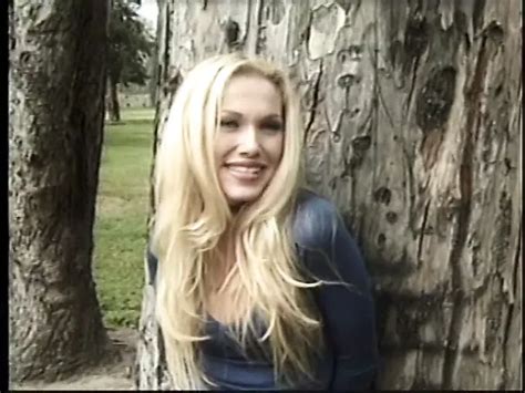 Vollbusige MILF In Roten Dessous Ist Geil Und Wird Von Mehreren Typen