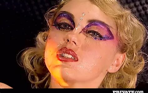 Schätzchen benutzen einen Dildo und einen Schwanz für eine Doppelpenetration in einem FFM Dreier