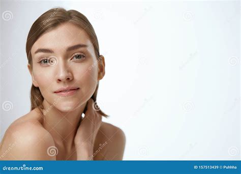 Cara De Beleza Modelo Feminino Pele Natural Saud Vel Em Branco