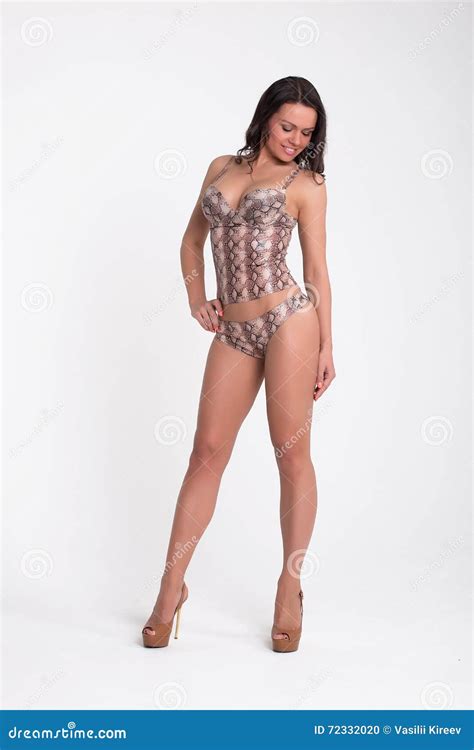 Sexy Vrouw In Een Zwarte Lingerie Op De Witte Achtergrond Stock Foto Image Of Achtergrond